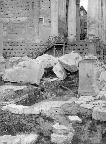 011468 - reperto - Basilica Emilia, frammenti di elementi architettonici non identificabili. Neg. serie E nÂ°314