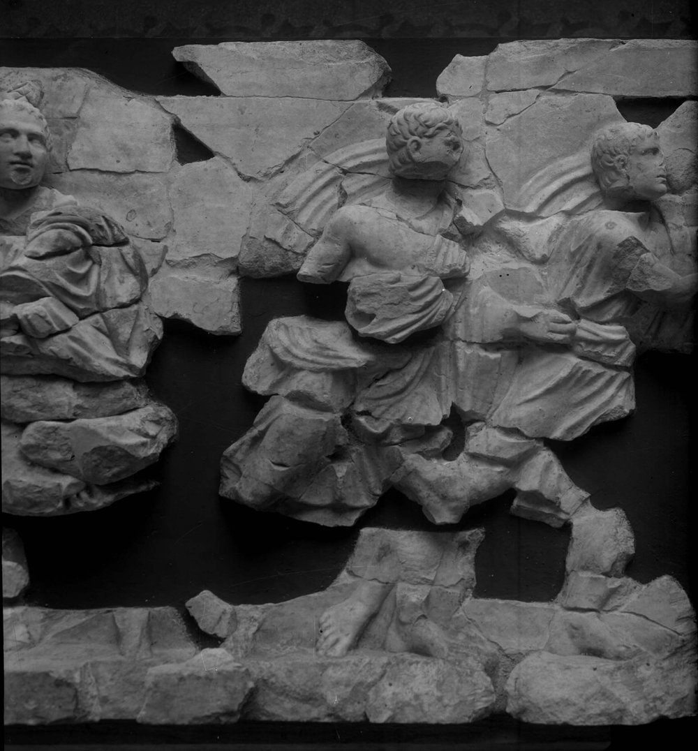 Fregio Basilica Aemilia 15.jpg