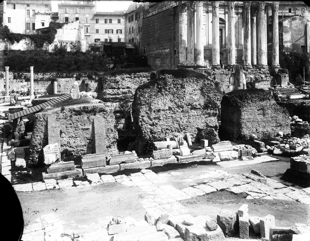 Tempio Divo Giulio 38.jpg