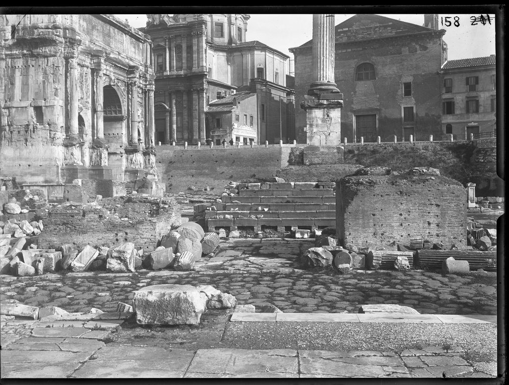 Lastra E158 - Colonne Onorarie.JPG