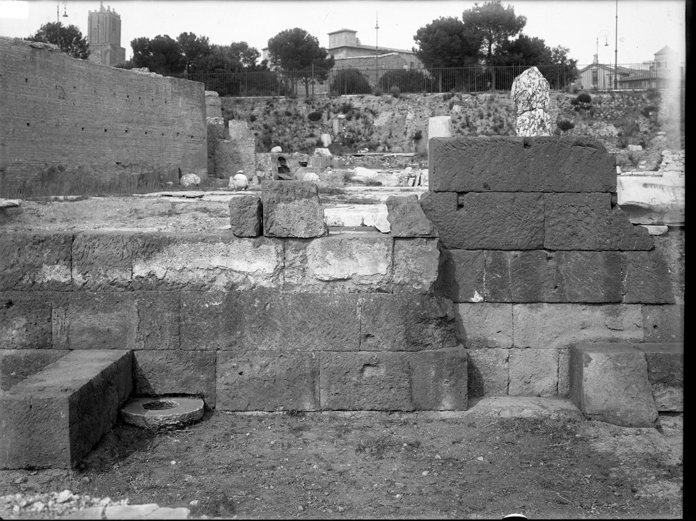 Lastra E-1124 basilica Giulia - tabernae.JPG