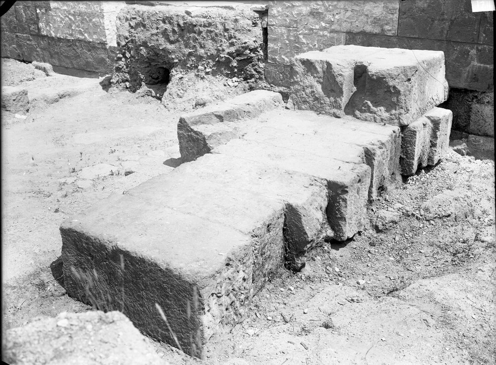 Lastra E-1121 Basilica Giulia - tabernae.JPG