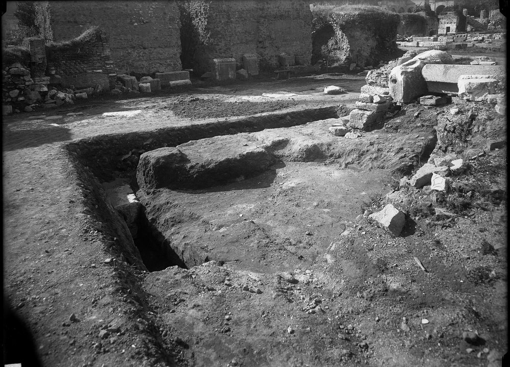 Lastra E-1200 Basilica Giulia- Iscrizione di Lucio Cesare.JPG