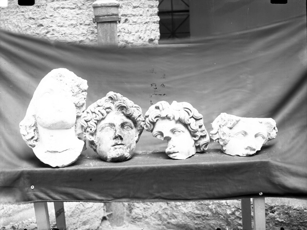 Lastra E- 1130 Basilica Giulia sculture.JPG