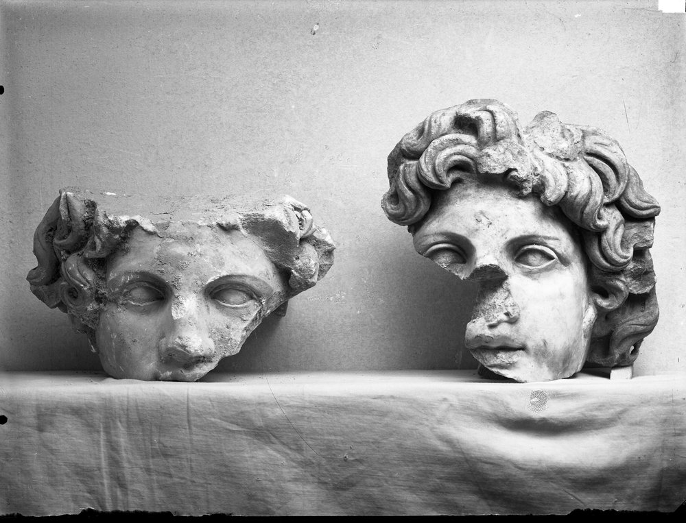 Lastra E- 1127 Basilica Giulia sculture.JPG