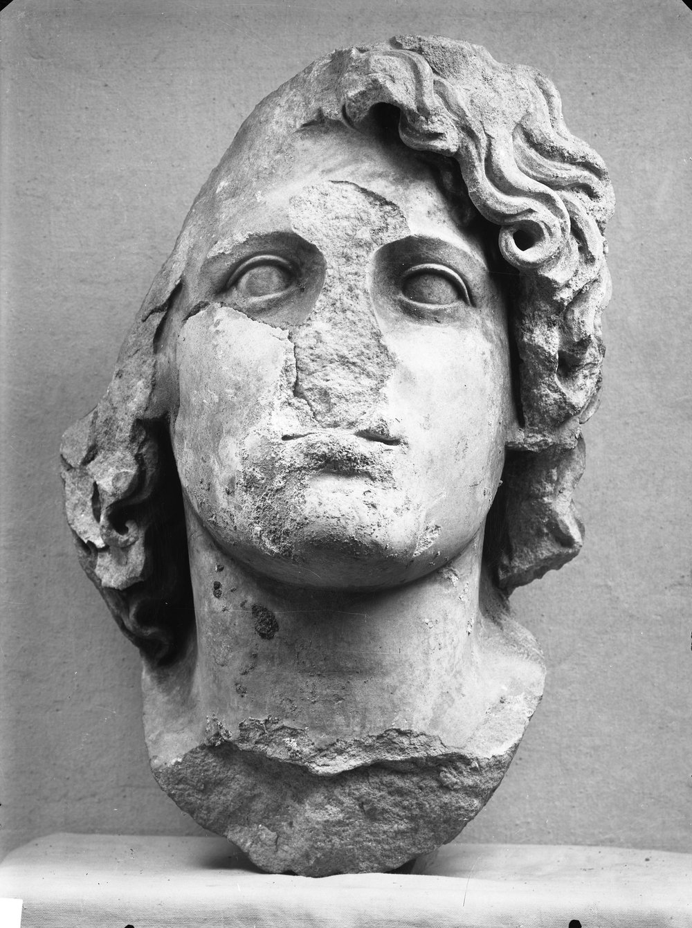 Lastra E- 1128 Basilica Giulia sculture.JPG