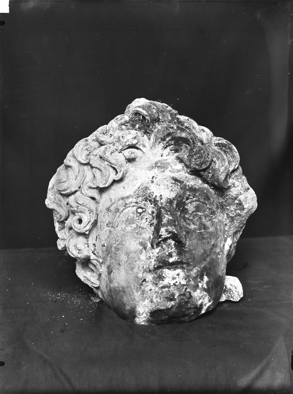 Lastra E-1129 Basilica giulia sculture.JPG