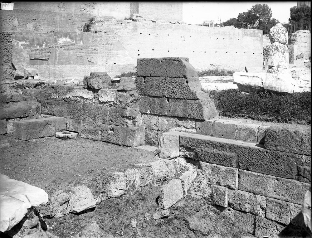 Lastra E- 1122 Basilica Giulia -taberbae.JPG