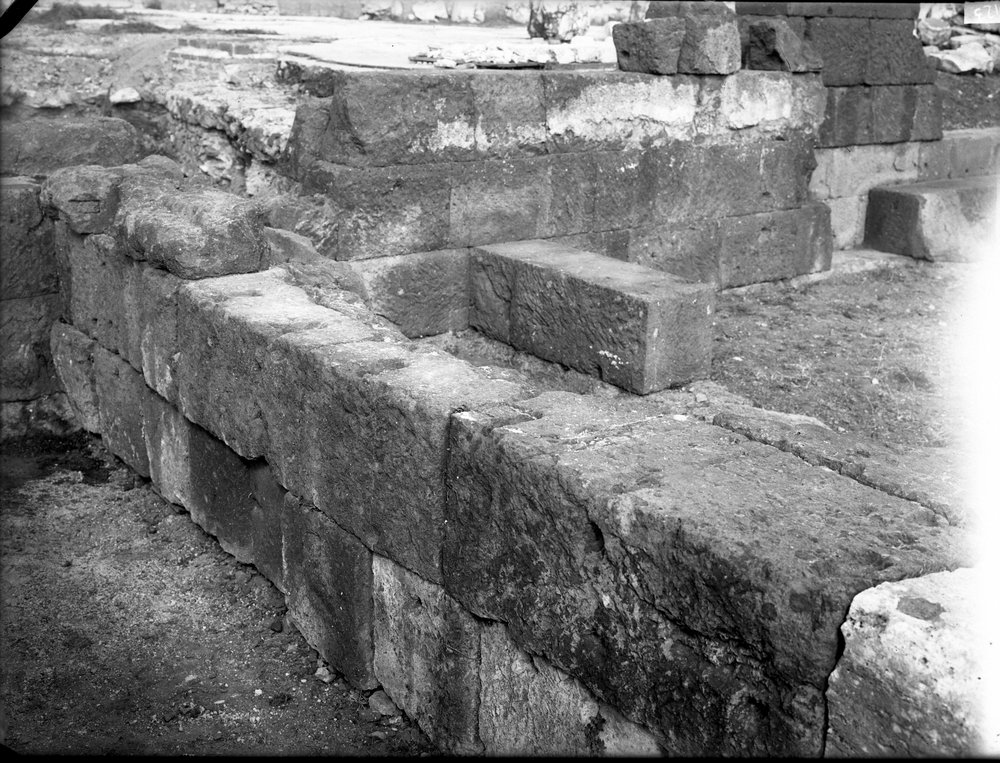 Lastra E- 1123 Basilica Giulia -tabernae.JPG