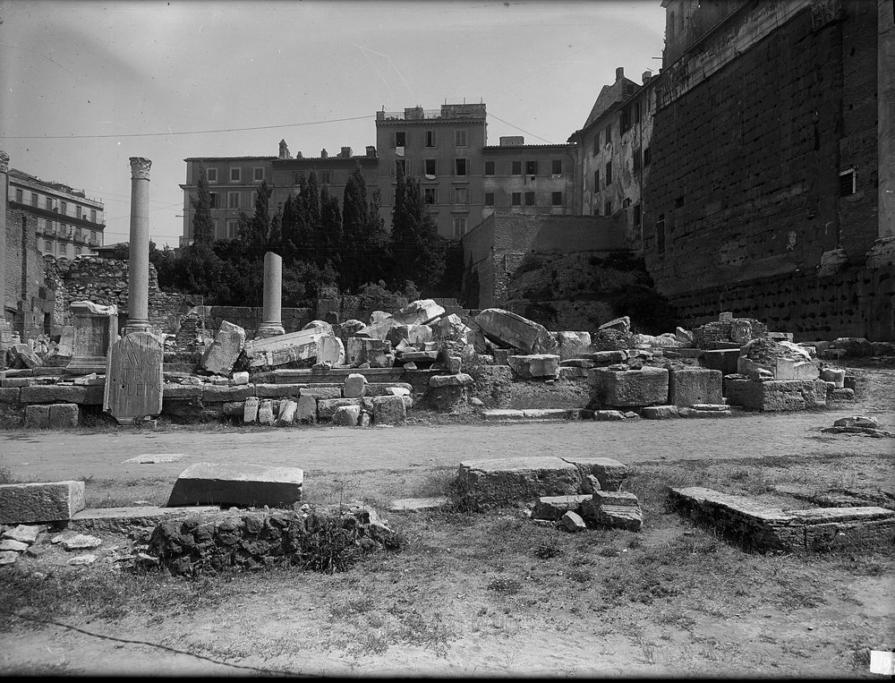 Lastra E-1197 Basilica Giulia- Iscrizione di Lucio Cesare.JPG