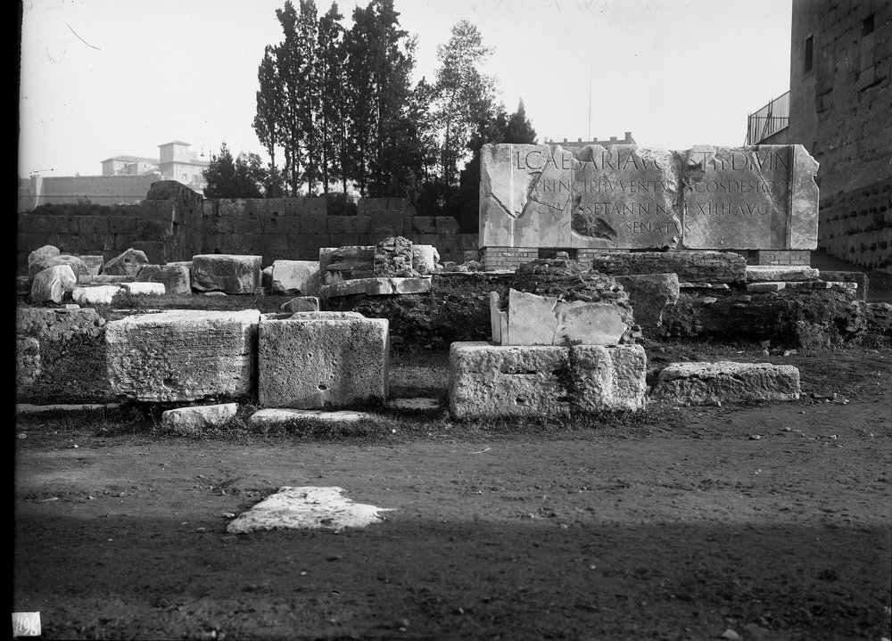 Lastra E-1198 Basilica Giulia- Iscrizione di Lucio Cesare.JPG
