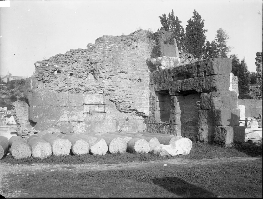 Lastra E- 1126  Basilica Giulia -tabernae.JPG