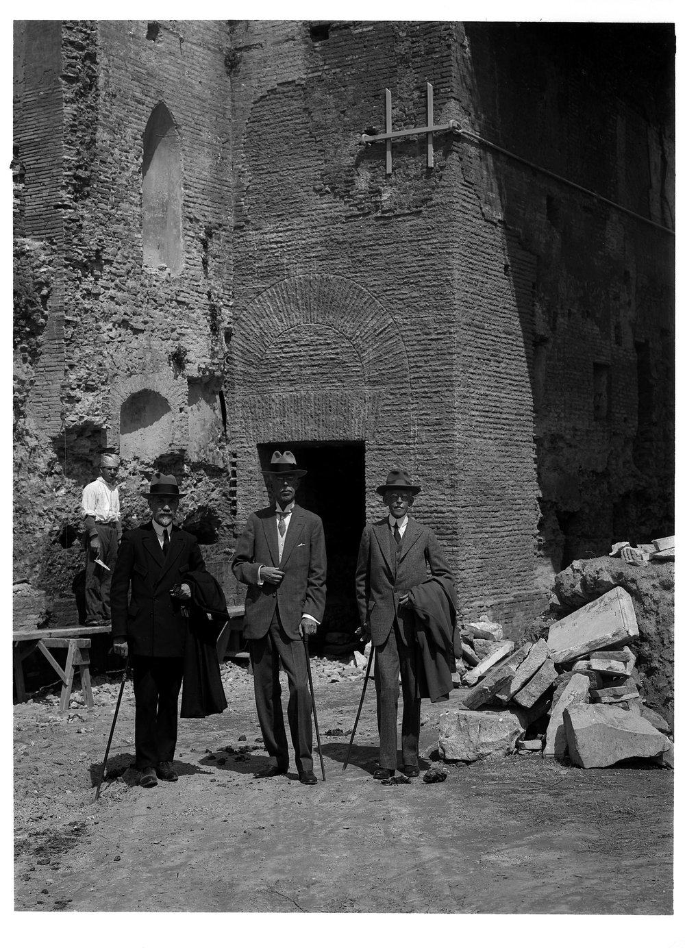 Lastra E 2449, Visite - Bartoli con visitatori al Palatino, non eseguite le positive.JPG