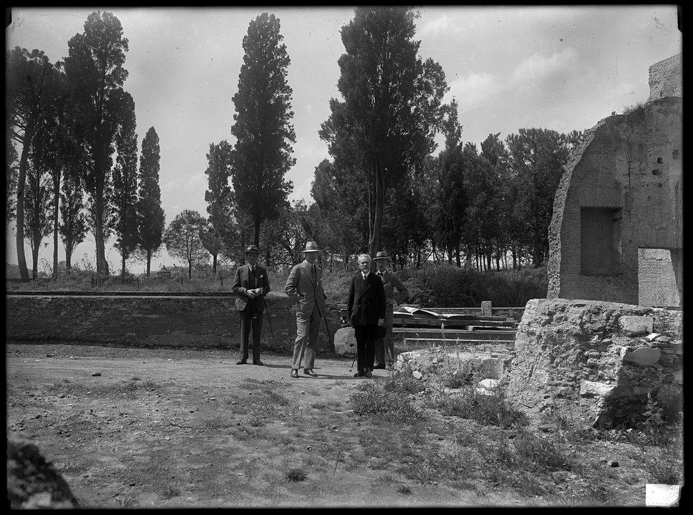 Lastra E 2445, Visite - Bartoli con altri al Palatino.JPG