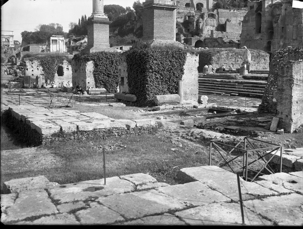 Lastra E-1802  area cultuale del Foro.JPG