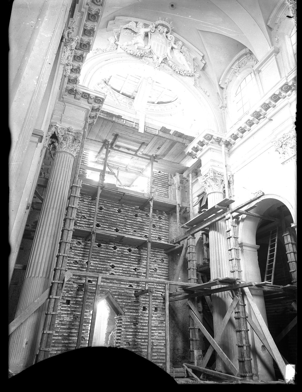 Lastra E 1471 Curia - lastra spezzata a uno dei lati corti.JPG