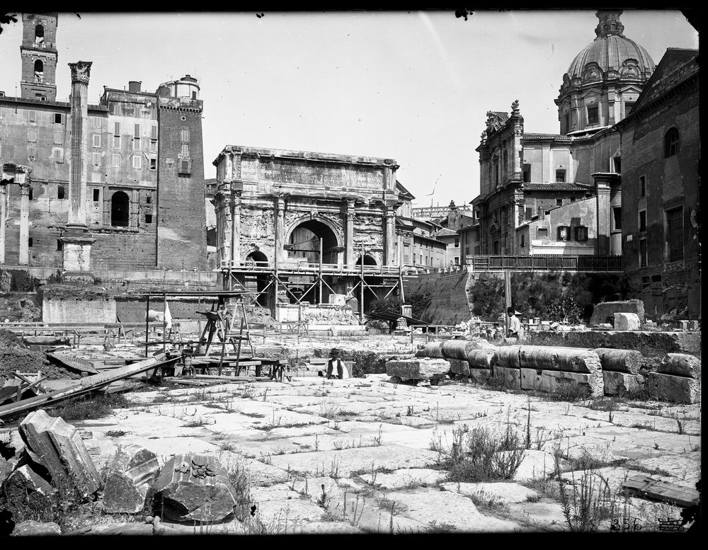 Lastra E356 - Veduta generale del basamento Equus Domitiani.tif