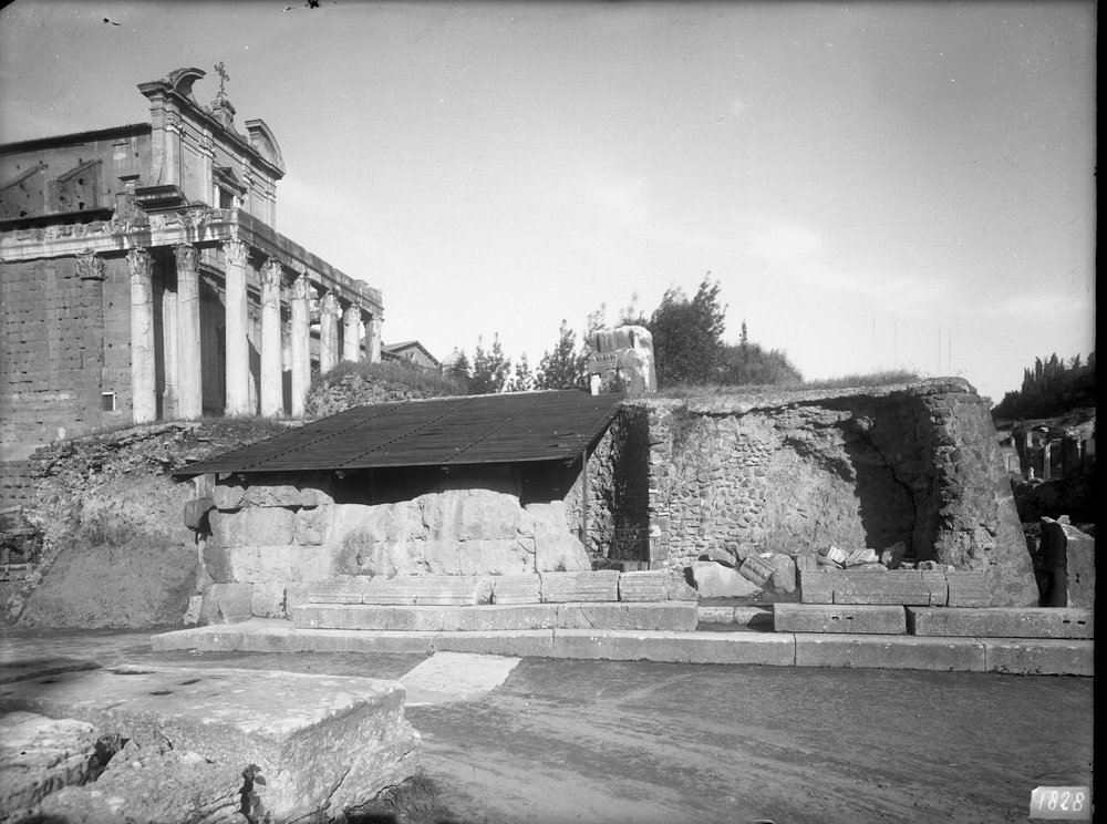 Lastra E- 1828 Tempio del divo Giulio.JPG