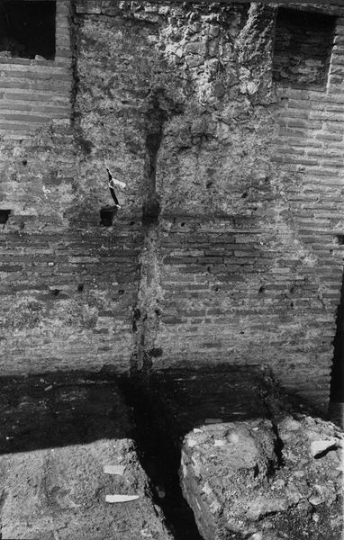 001437 - restauro - Fontana al centro della parete