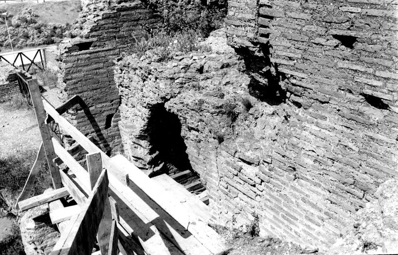 001462 - restauro - Particolare del muro esterno della vasca di sinistra