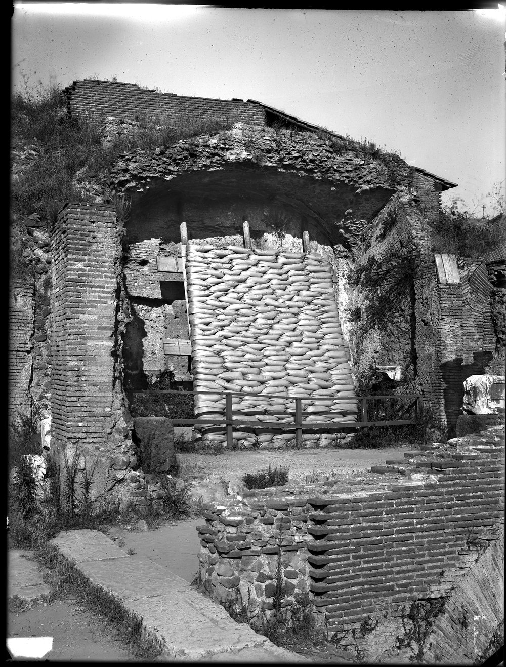 Lastra E 2408 Protezione antiaerea monumenti del foro romano.tif