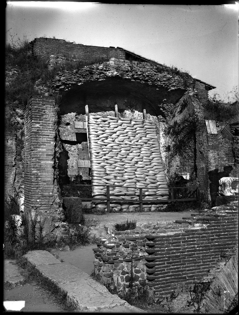 L. E 2408 Prot. antiaerea al foro romano-asf011895.jpg