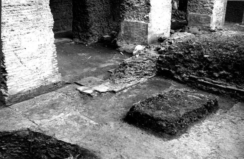 001501 - restauro - Muro severiano trasversale e bipedale con bollo del muro domizianeo davanti alle arcate