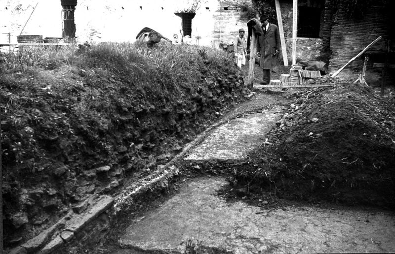 001502 - restauro - Particolare muro severiano davanti le arcate, e sottoposto mosaico: prima del restauro