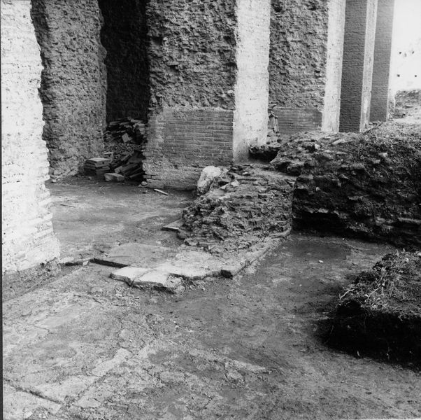001505 - restauro - Muro addossoto alle arcate: davanti al 4Â° e 5Â° pilone di destra