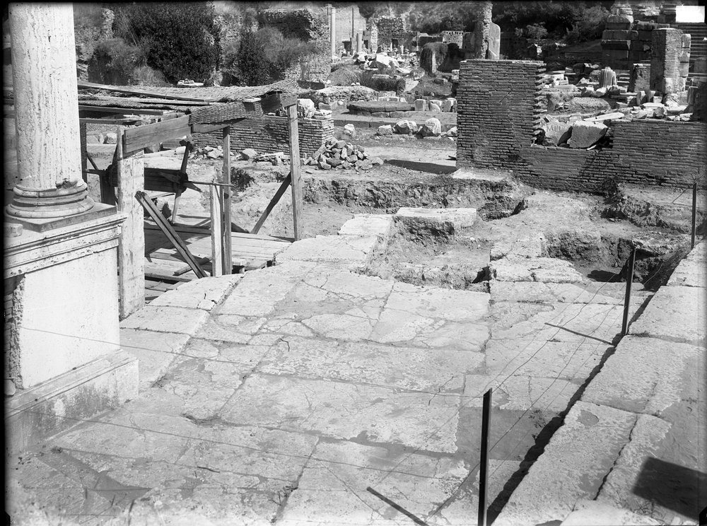 Lastra E 1406 - Antiquario Forense (pozzo arcaico di vesta).tif