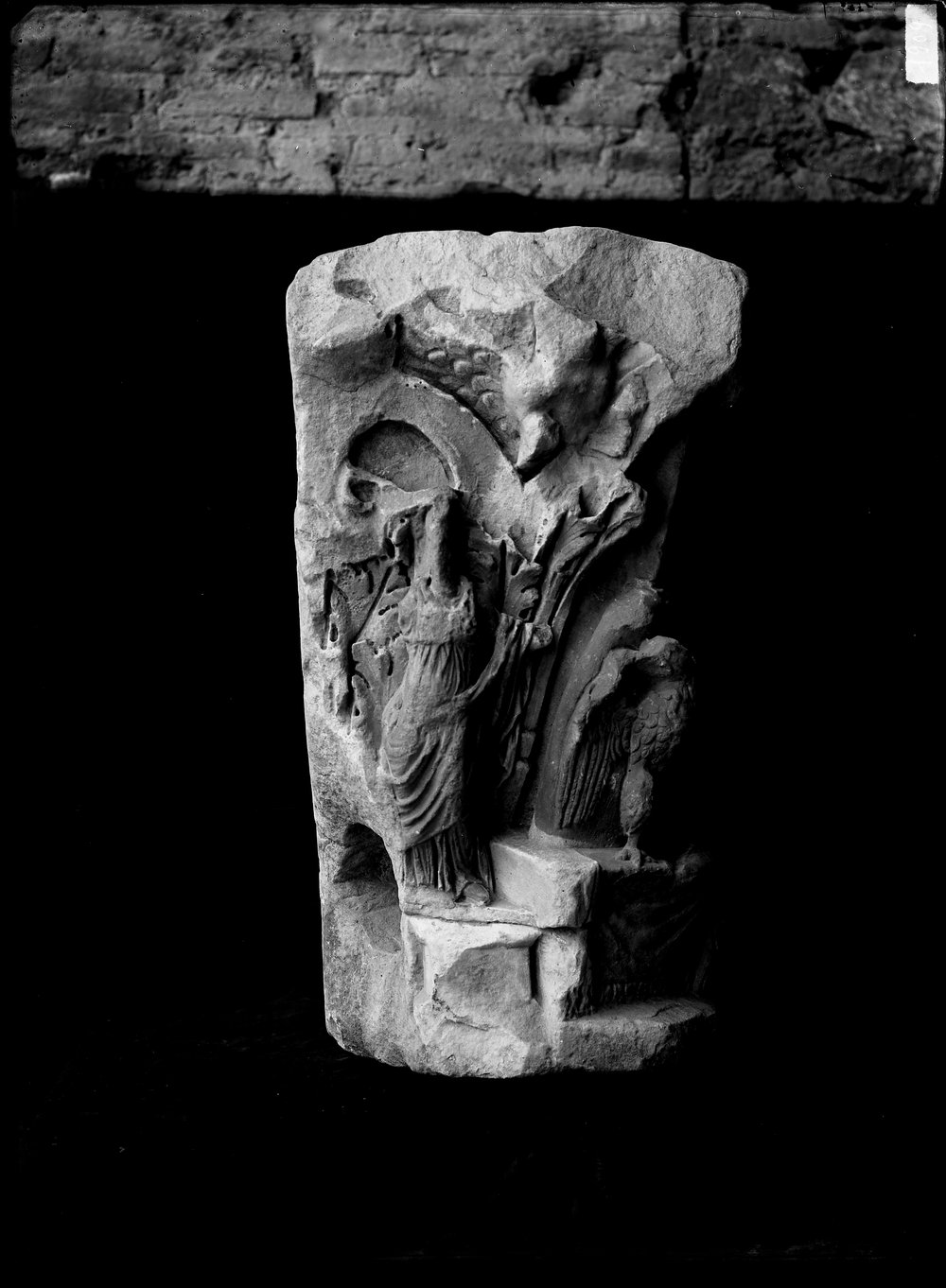 E1909 antiquario forense, capitello elagabalo.tif