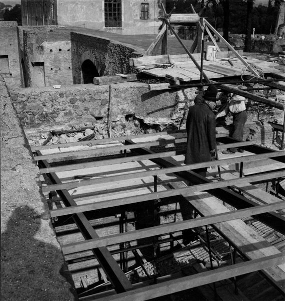 001630 - restauro - Domus Augustana: costruzione copertura sala dell'Aula Isiaca (primavera del 1966). Neg. serie 6x6 nÂ° 1225