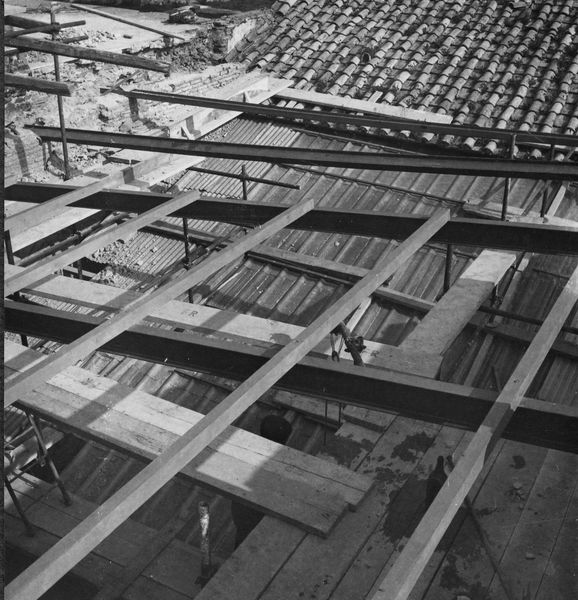 001629 - restauro - Domus Augustana: costruzione copertura sala dell'Aula Isiaca (primavera del 1966). Neg. serie 6x6 nÂ° 1225