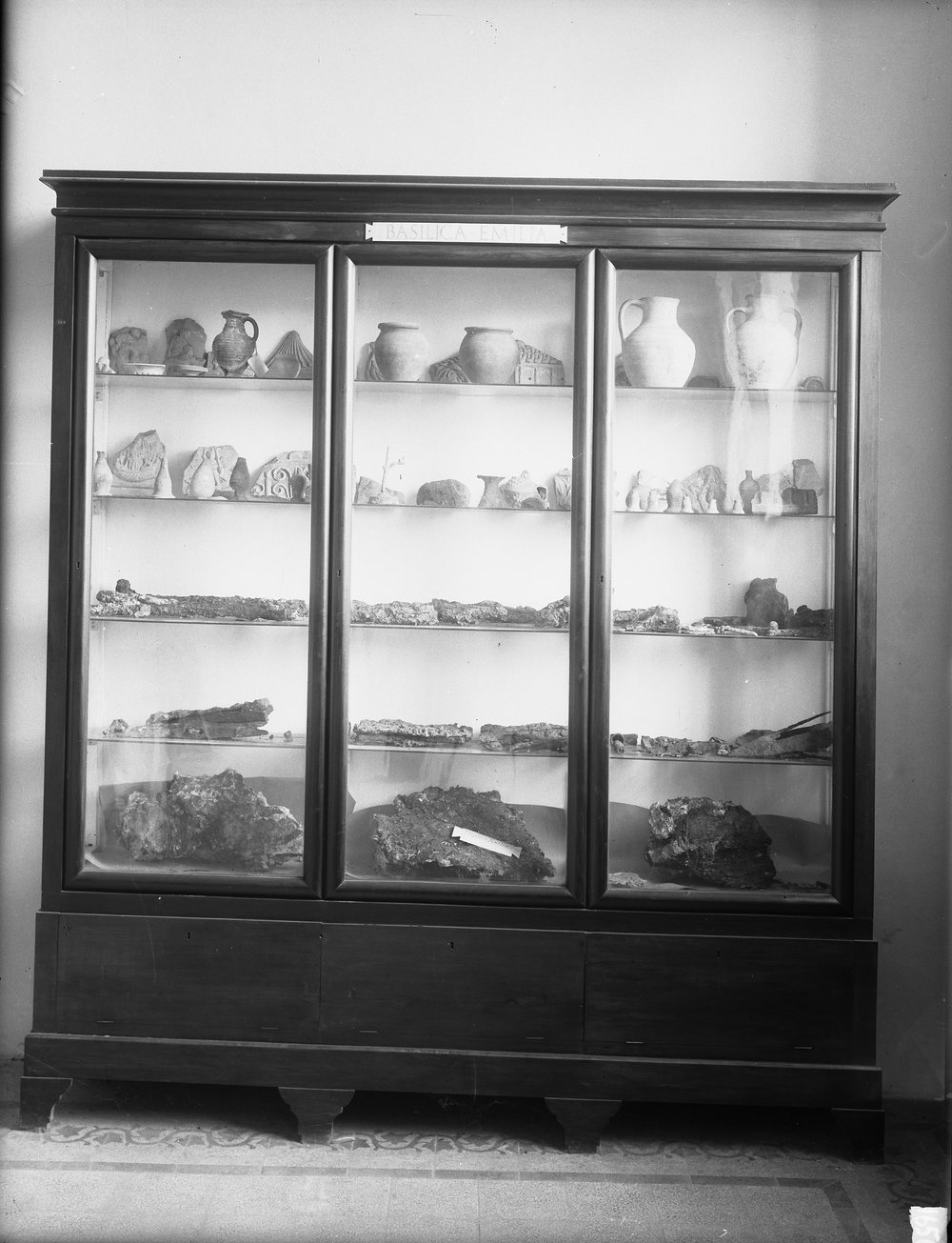 Lastra E-1656 - Antiquario Forense - Salone.tif