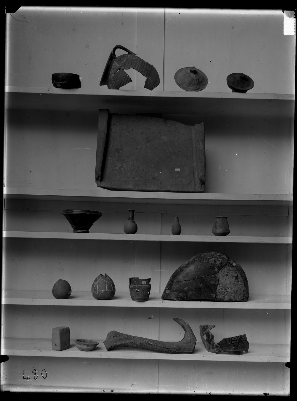 Lastra E 1933 antiquario forense(nel pozzo rep. sulla via sacra).tif
