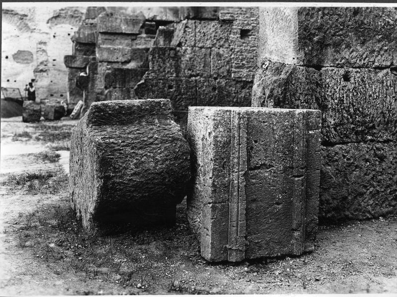 015425 - reperto - Foro Romano, frammenti architettonici; neg. serie E, n. 1873