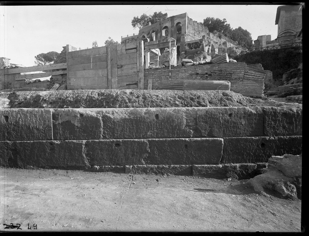 E57 - Tempio Vesta.JPG
