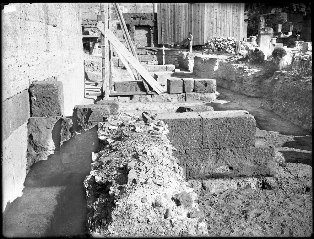 Lastra E-1100, Basilica Emilia.JPG