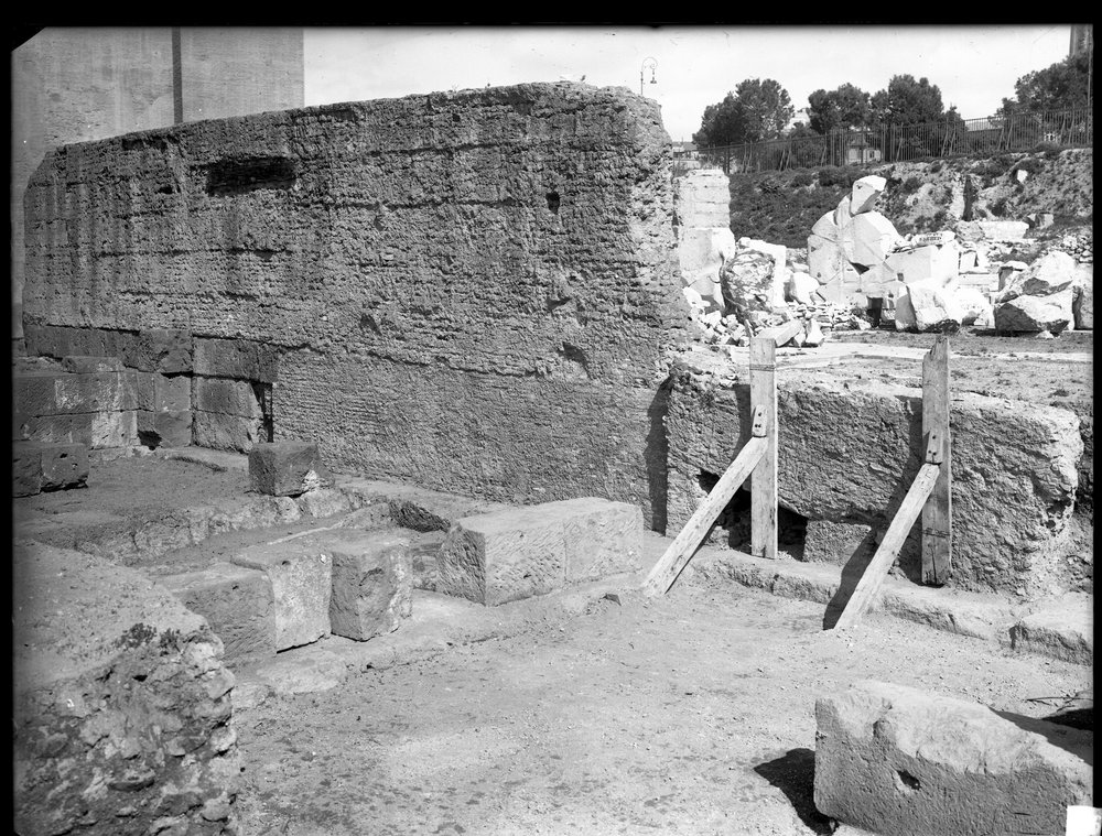 Lastra E-1096, Basilica Emilia.JPG