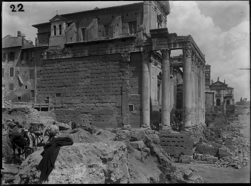 Lastra E 22 Basilica Emilia.JPG