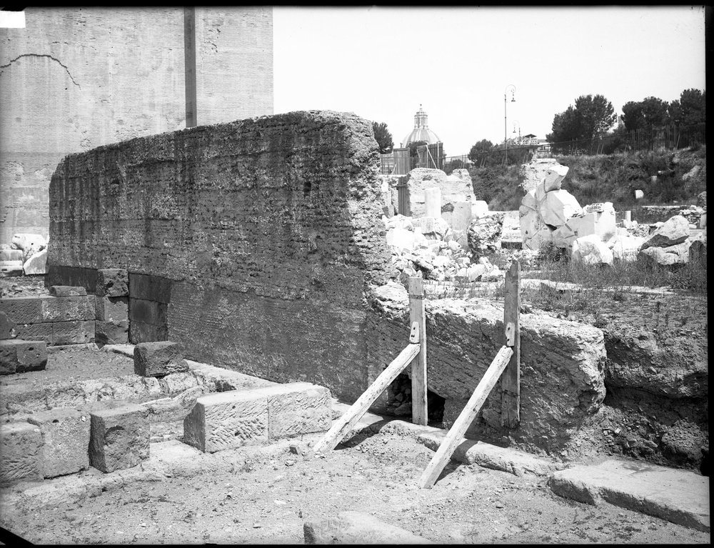 Lastra E-1102, Basilica Emilia.JPG
