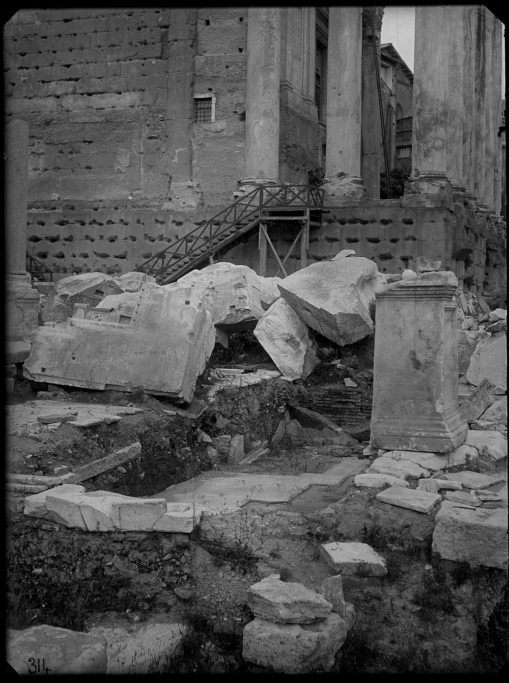 Lastra E314 - Basilica Emilia.JPG