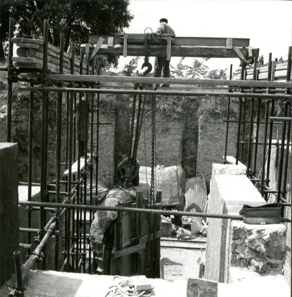 001921 - restauro - Casa di Augusto, ambiente 9, opera di consolidamento. Anno 1965. Neg. serie 6x6 nÂ°1153-1087-1151-1152