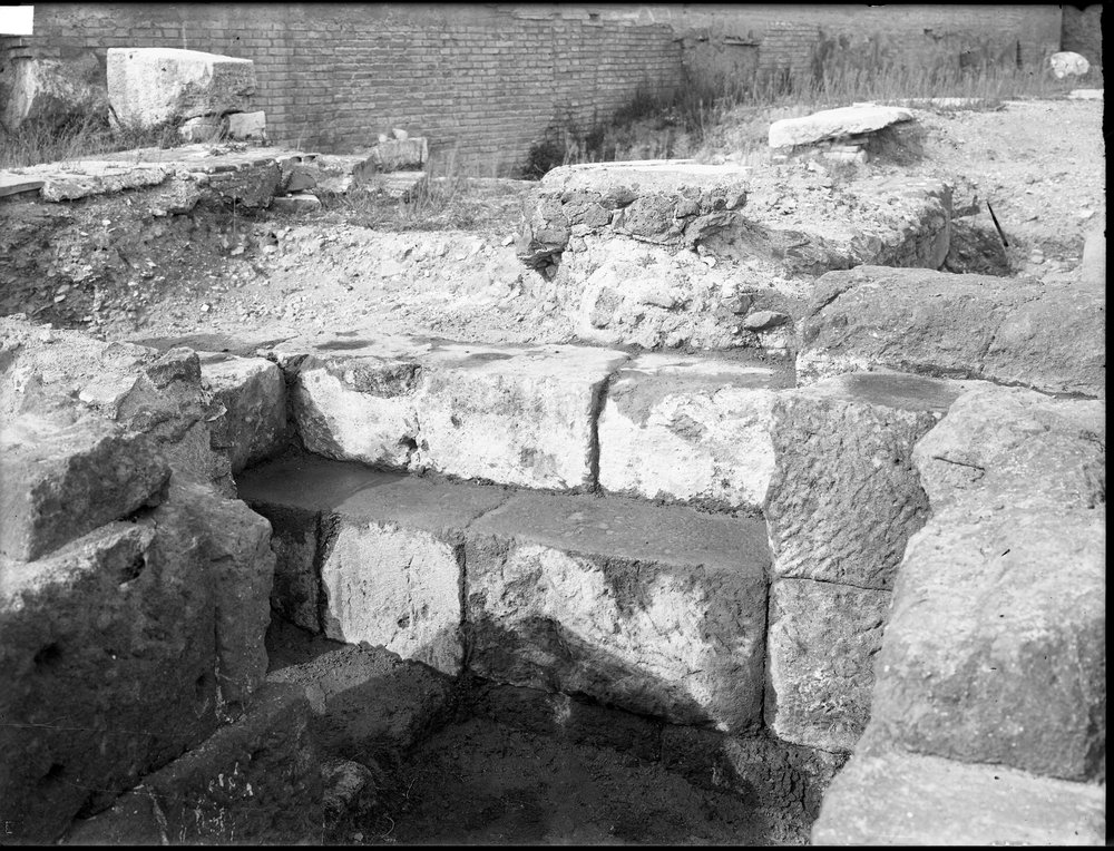 Lastra E 1090, Basilica Emilia.JPG