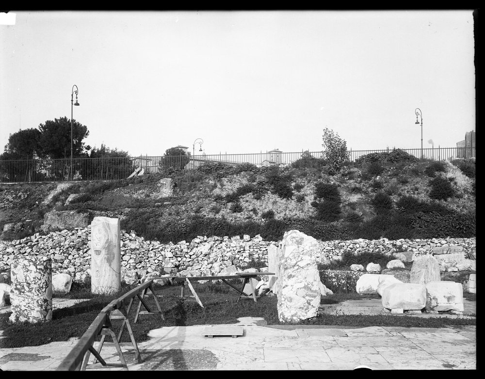 Lastra E1146 - Basilica Emilia.JPG