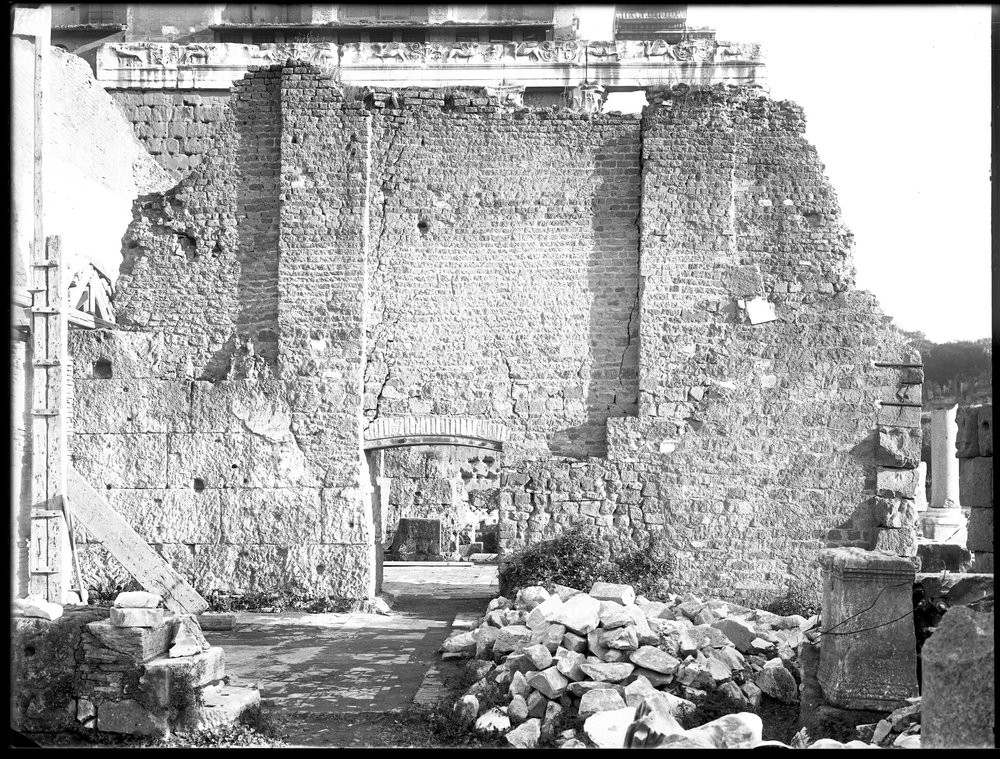 Lastra E 1072, Basilica Emilia (muri medievali).JPG