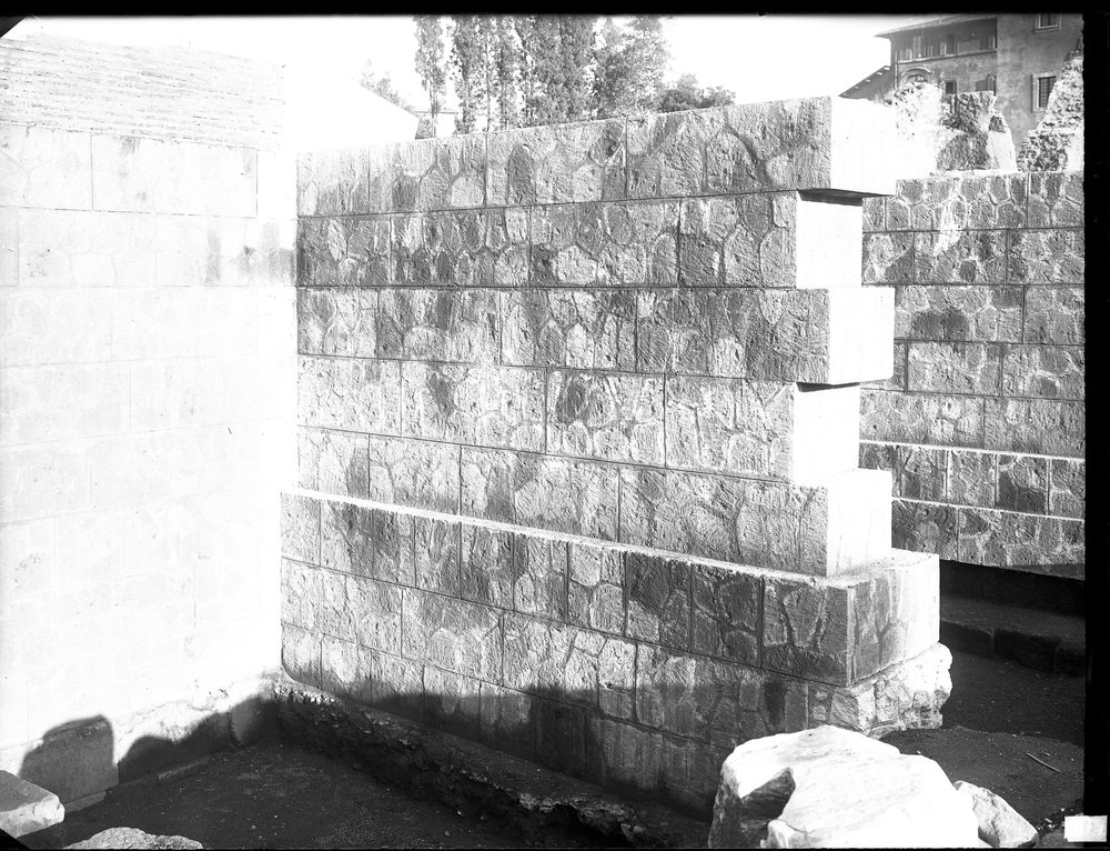Lastra E 1074, Basilica Emilia, Ricostruzione muri.JPG