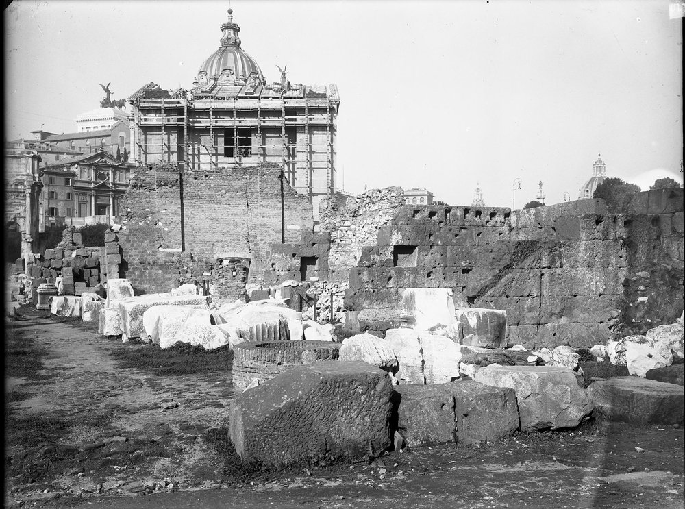 Lastra E 1220 Basilica Emilia - esterno.JPG