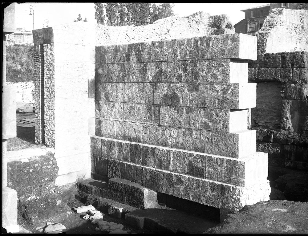 Lastra E 1075, Basilica Emilia.JPG