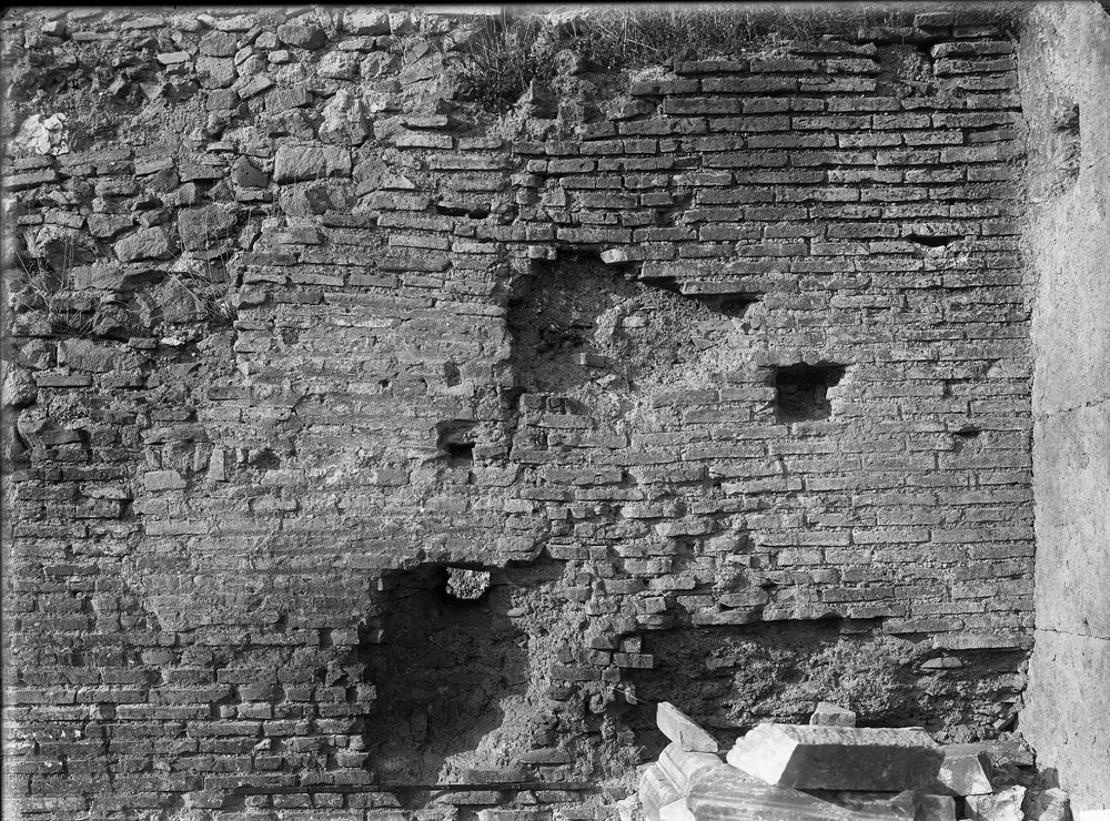 Lastra E-1166 Basilica Emilia- muri medievali.JPG